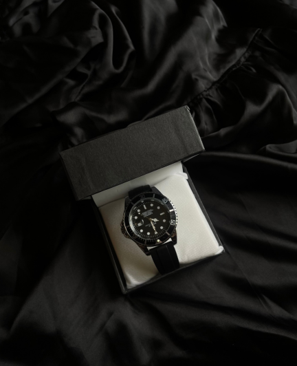 Luxury Diver-Style Wristwatch – Black Dial & Rubber Strap