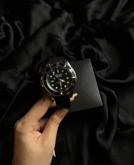 Luxury Diver-Style Wristwatch – Black Dial & Rubber Strap