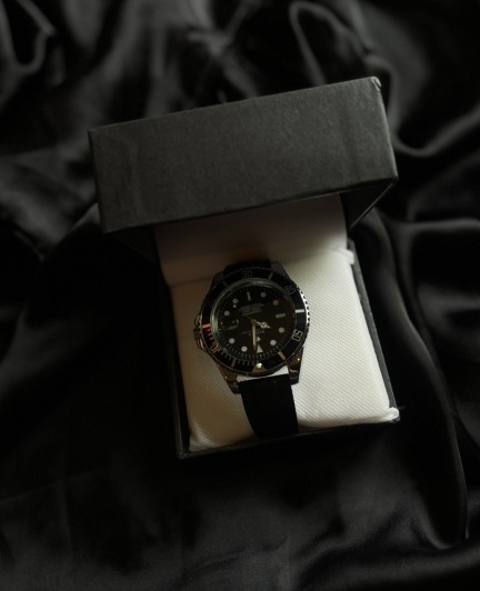 Luxury Diver-Style Wristwatch – Black Dial & Rubber Strap