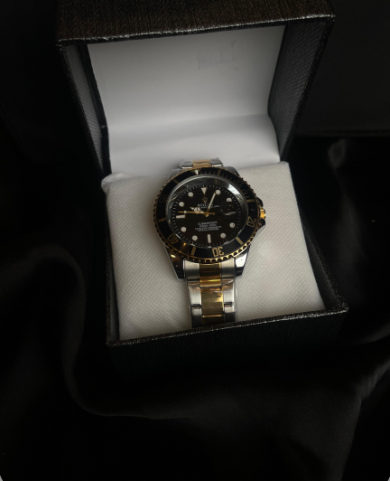 Two-Tone Luxury Diver-Style Wristwatch – Black &amp; Gold