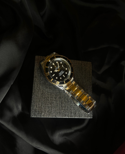 Two-Tone Luxury Diver-Style Wristwatch – Black &amp; Gold
