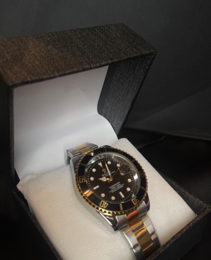 Two-Tone Luxury Diver-Style Wristwatch – Black &amp; Gold